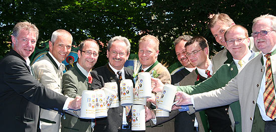 Wieder schwörten am 21.06.2008 die Münchner Brauereichefs im Beisein des Oberbürgermeisters Christian Ude den Braueid, dann wurde angestoßen (Foto: MartiN Schmitz)